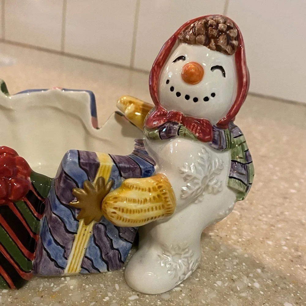 Fabulous Fitz and Floyd Classics Handcrafted container. Snowmen/gifts. 5x11x5”.